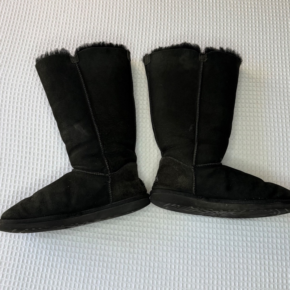 UGG Australia Bailey Button Triplet Black Sheepskin Boots 1873 Womens 9 - Picture 2 of 8